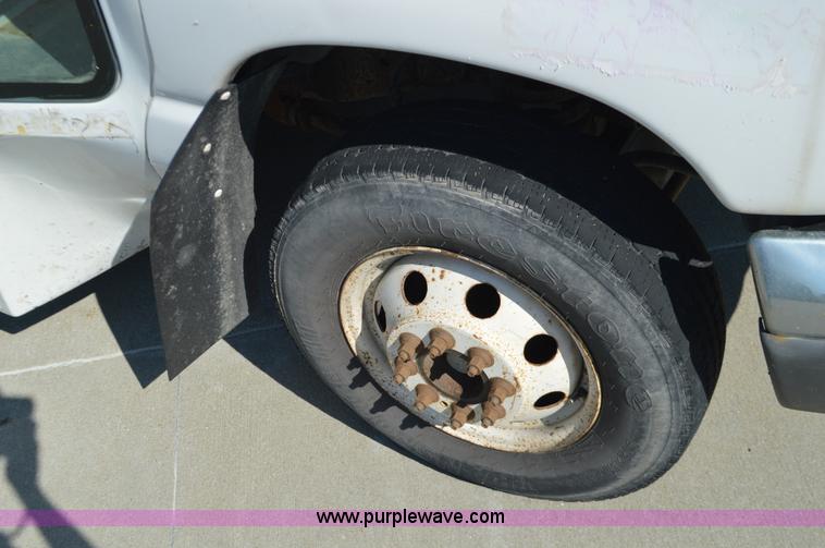 image for item AX9248 2006 Ford E350 Super Duty bus