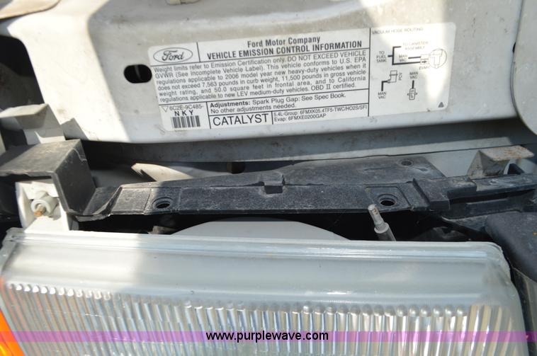 image for item AX9248 2006 Ford E350 Super Duty bus