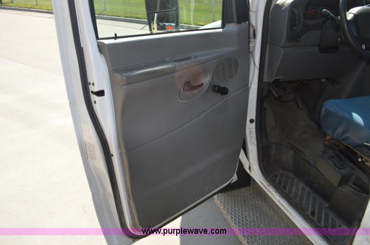 image for item AX9248 2006 Ford E350 Super Duty bus