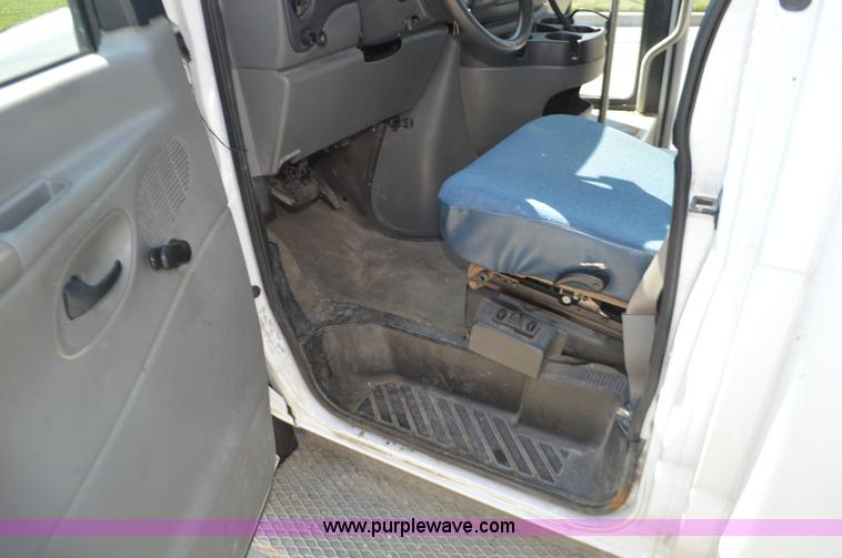 image for item AX9248 2006 Ford E350 Super Duty bus