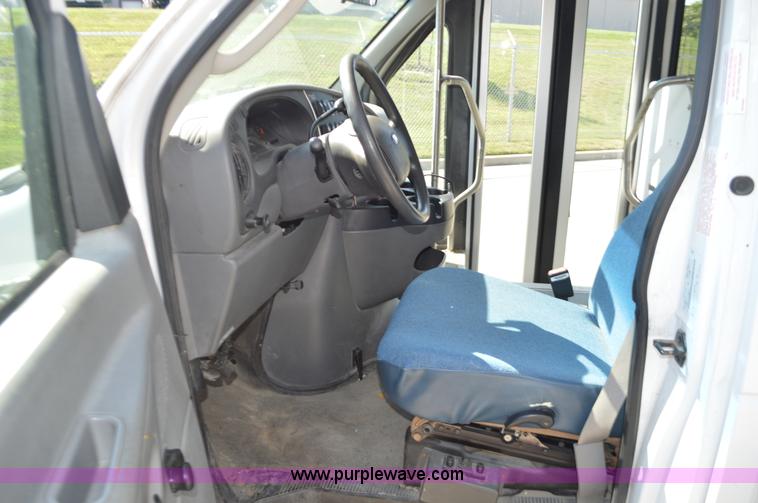 image for item AX9248 2006 Ford E350 Super Duty bus