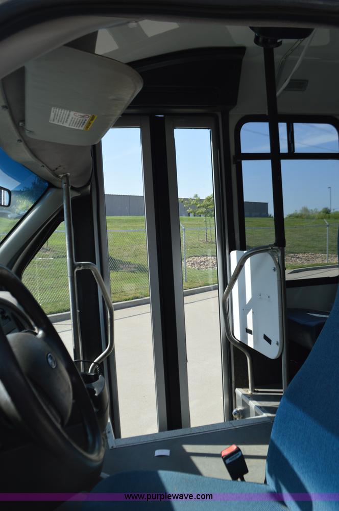 image for item AX9248 2006 Ford E350 Super Duty bus