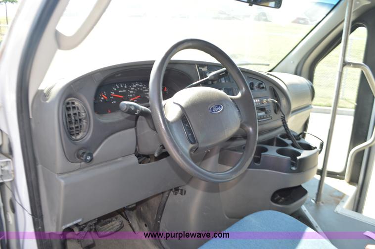 image for item AX9248 2006 Ford E350 Super Duty bus
