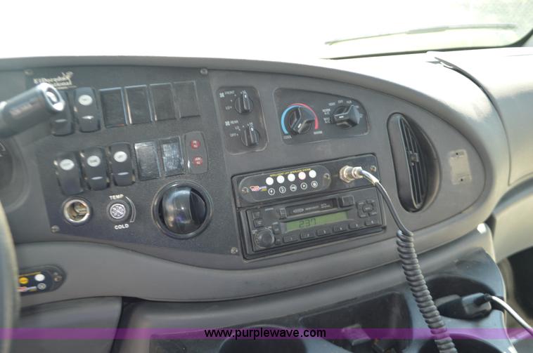 image for item AX9248 2006 Ford E350 Super Duty bus