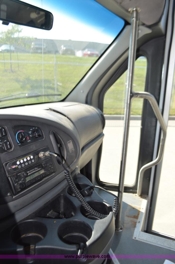 image for item AX9248 2006 Ford E350 Super Duty bus
