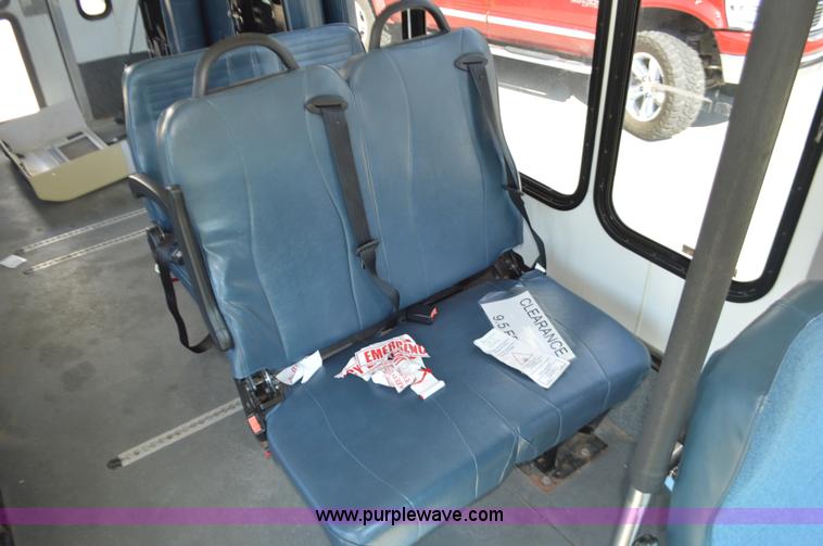 image for item AX9248 2006 Ford E350 Super Duty bus