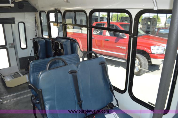 image for item AX9248 2006 Ford E350 Super Duty bus