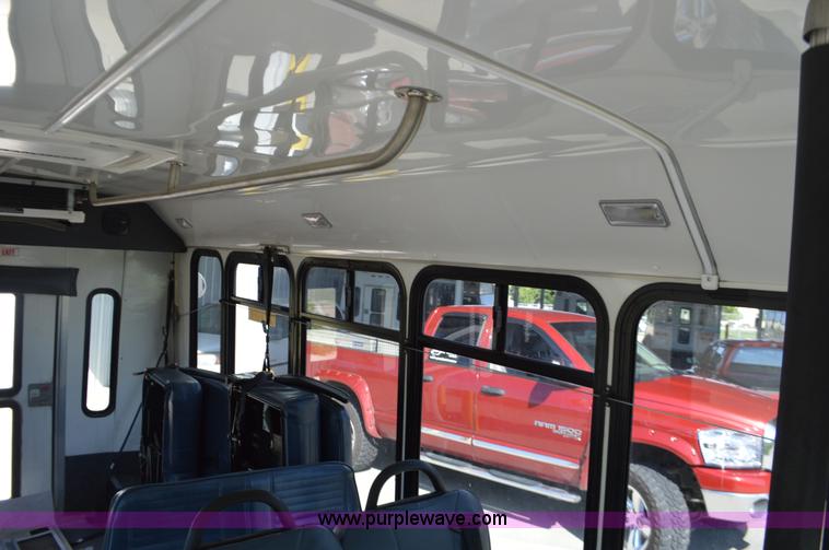 image for item AX9248 2006 Ford E350 Super Duty bus