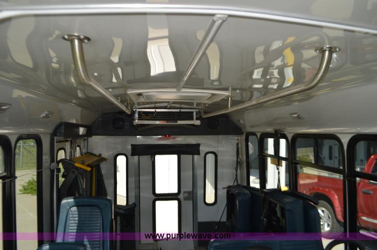 image for item AX9248 2006 Ford E350 Super Duty bus