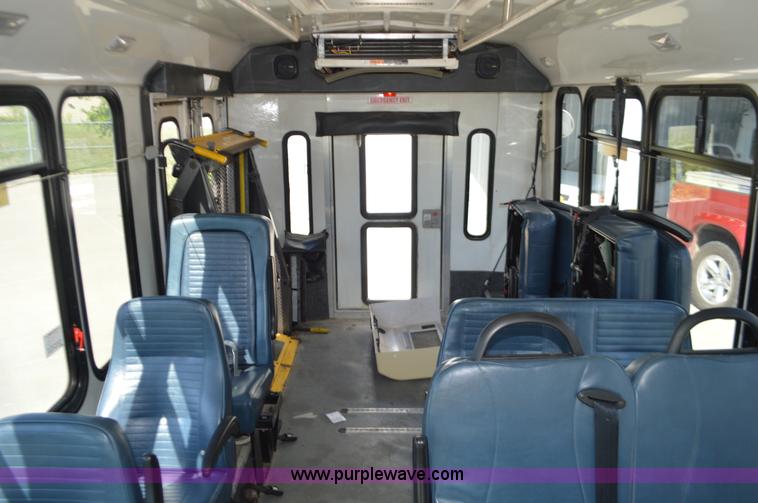 image for item AX9248 2006 Ford E350 Super Duty bus