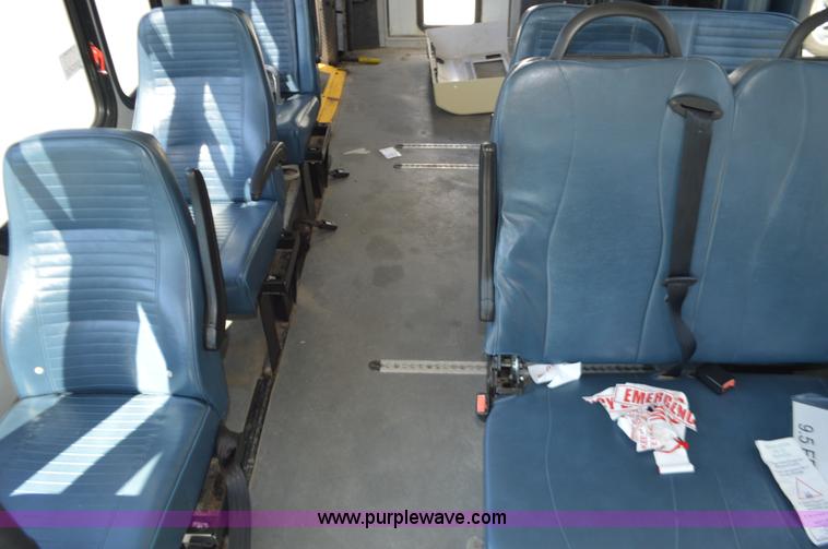 image for item AX9248 2006 Ford E350 Super Duty bus