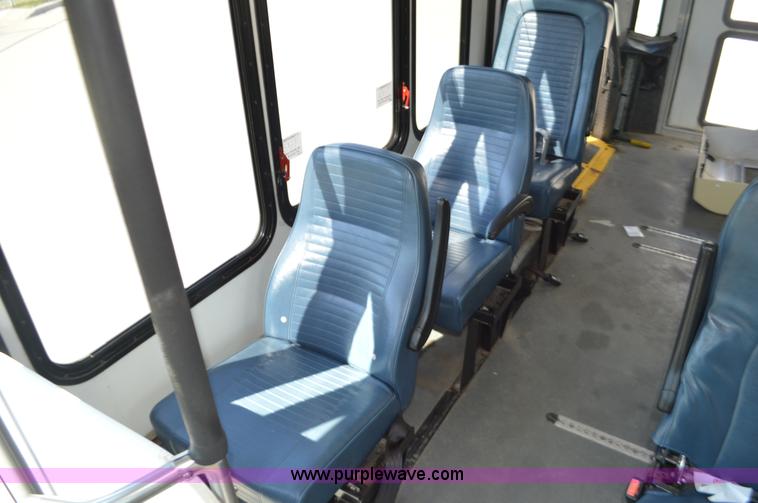 image for item AX9248 2006 Ford E350 Super Duty bus