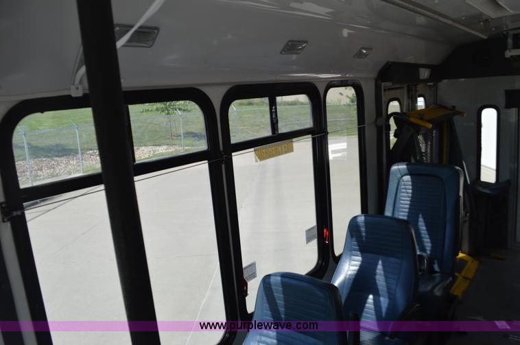 image for item AX9248 2006 Ford E350 Super Duty bus