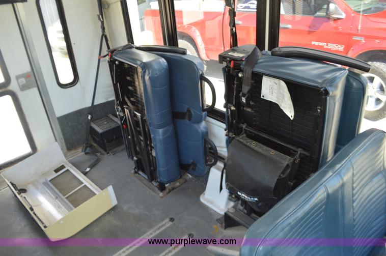 image for item AX9248 2006 Ford E350 Super Duty bus