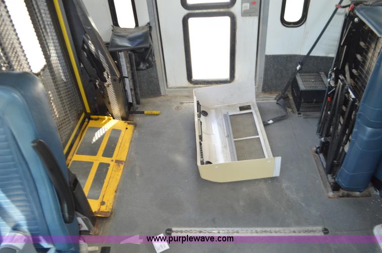 image for item AX9248 2006 Ford E350 Super Duty bus