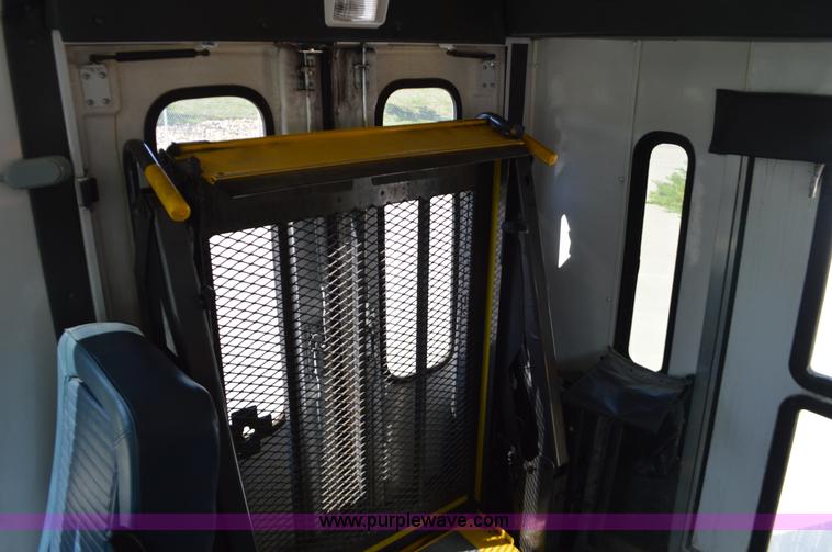 image for item AX9248 2006 Ford E350 Super Duty bus