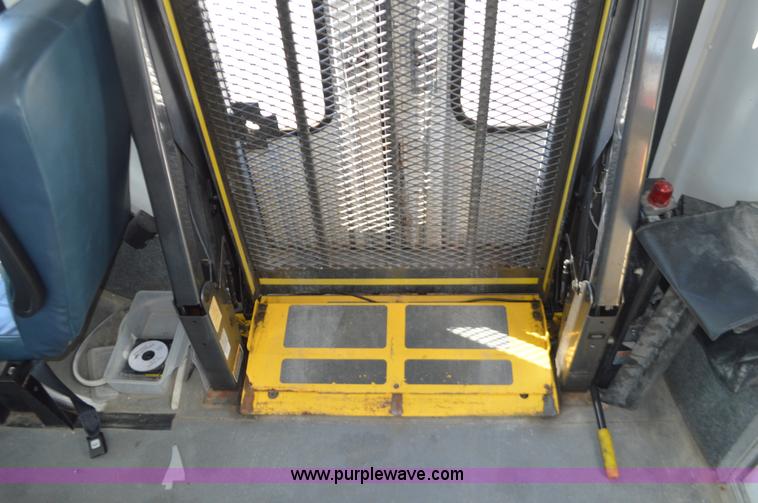 image for item AX9248 2006 Ford E350 Super Duty bus