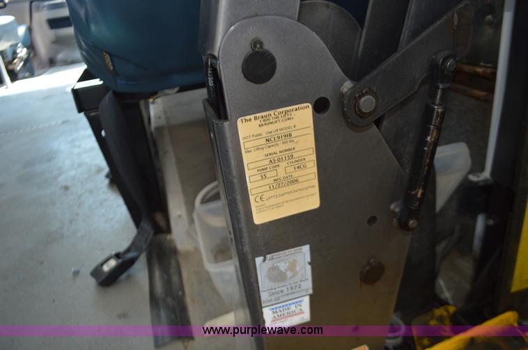 image for item AX9248 2006 Ford E350 Super Duty bus