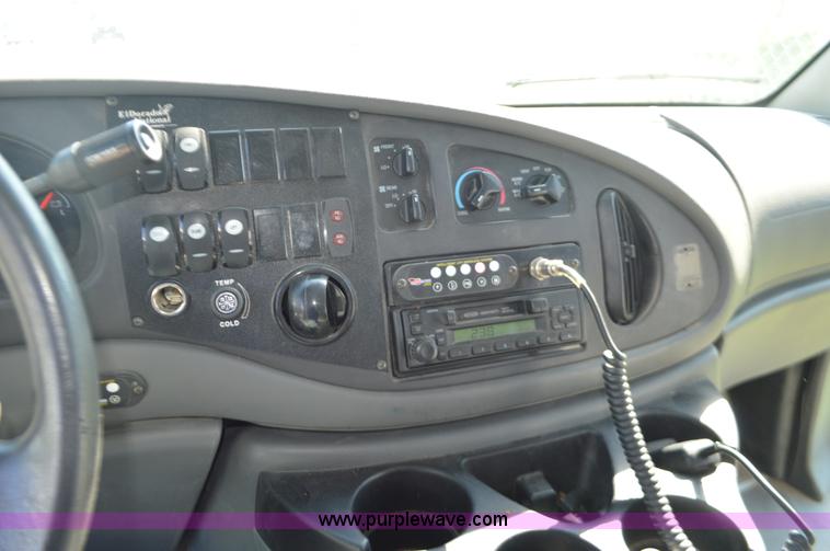 image for item AX9248 2006 Ford E350 Super Duty bus
