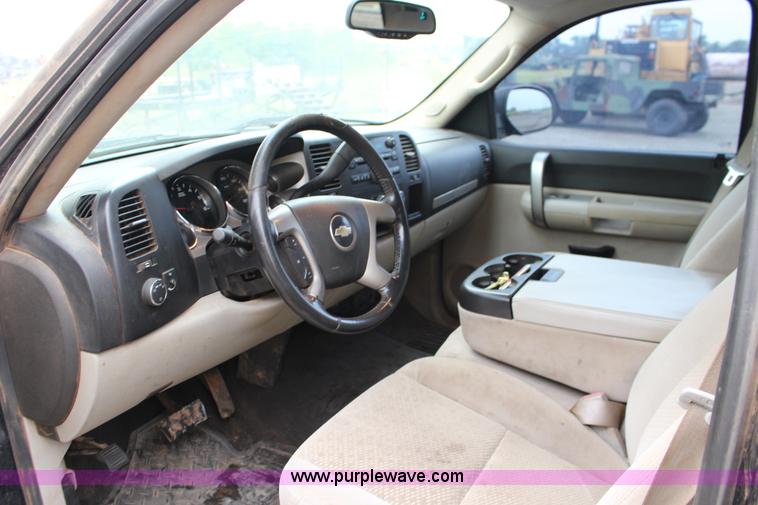 image for item F7961 2007 Chevrolet Silverado 1500 LT Crew Cab pickup truck