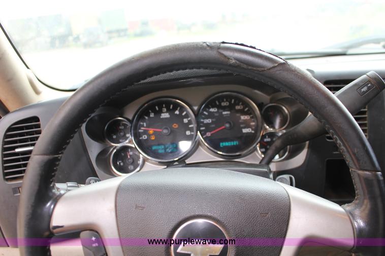 image for item F7961 2007 Chevrolet Silverado 1500 LT Crew Cab pickup truck