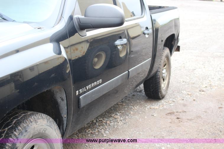 image for item F7961 2007 Chevrolet Silverado 1500 LT Crew Cab pickup truck
