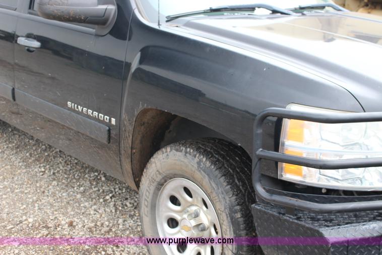 image for item F7961 2007 Chevrolet Silverado 1500 LT Crew Cab pickup truck