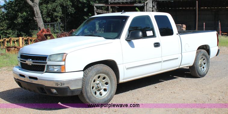 image for item J4420 2006 Chevrolet Silverado 1500 Ext. Cab pickup truck