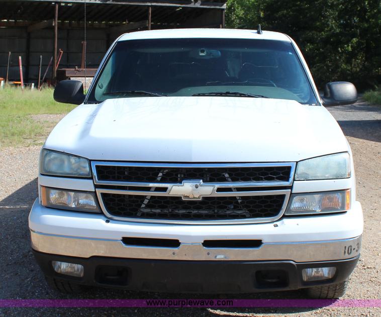 image for item J4420 2006 Chevrolet Silverado 1500 Ext. Cab pickup truck