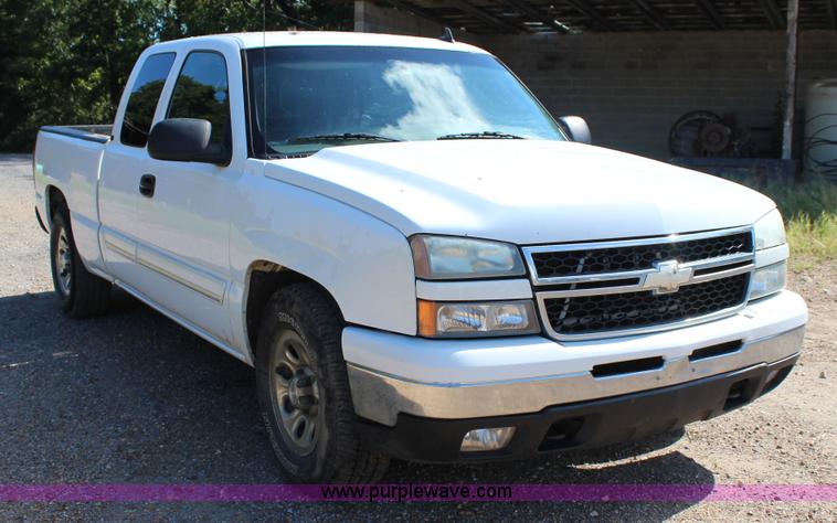 image for item J4420 2006 Chevrolet Silverado 1500 Ext. Cab pickup truck