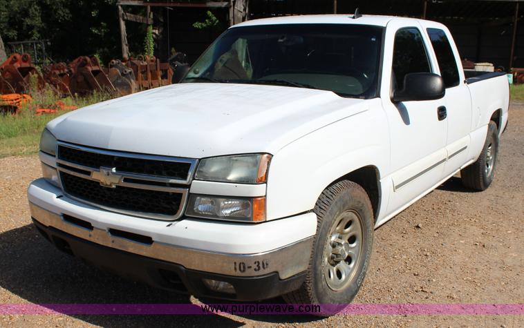 image for item J4420 2006 Chevrolet Silverado 1500 Ext. Cab pickup truck