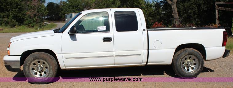 image for item J4420 2006 Chevrolet Silverado 1500 Ext. Cab pickup truck