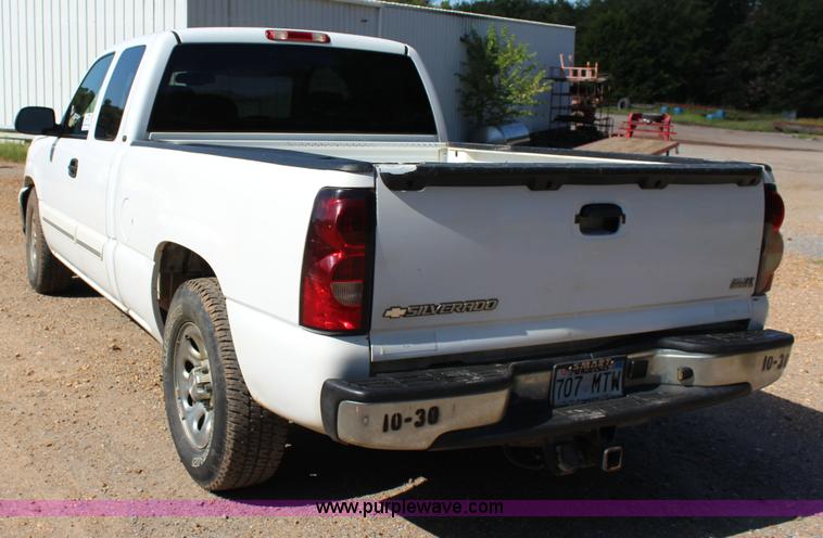 image for item J4420 2006 Chevrolet Silverado 1500 Ext. Cab pickup truck