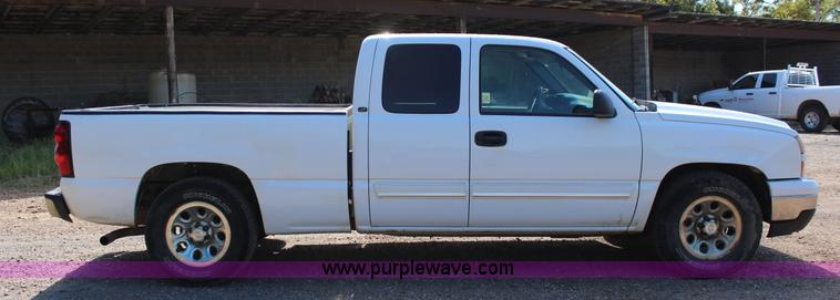 image for item J4420 2006 Chevrolet Silverado 1500 Ext. Cab pickup truck