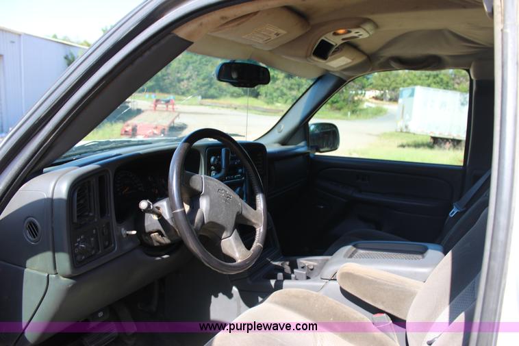 image for item J4420 2006 Chevrolet Silverado 1500 Ext. Cab pickup truck