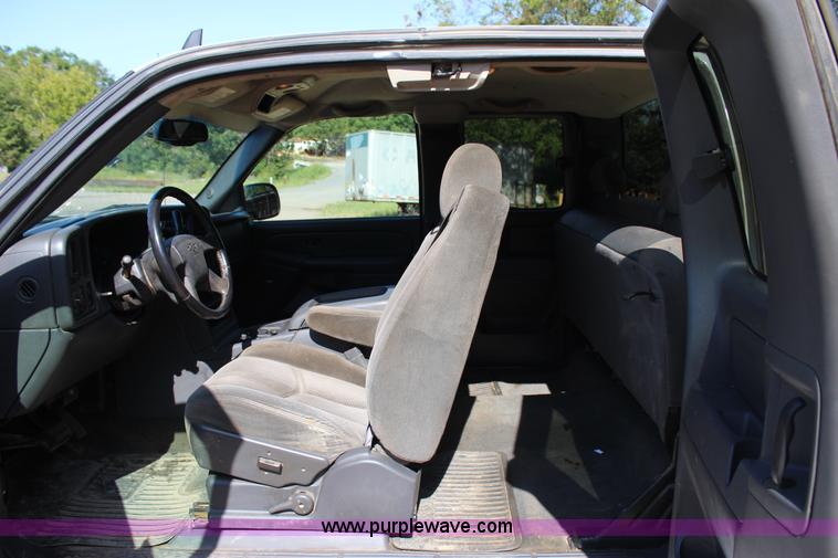 image for item J4420 2006 Chevrolet Silverado 1500 Ext. Cab pickup truck