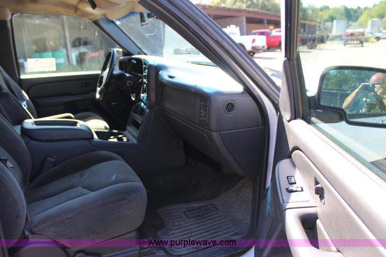 image for item J4420 2006 Chevrolet Silverado 1500 Ext. Cab pickup truck