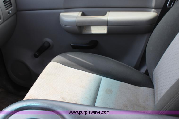 image for item J4425 2008 GMC Sierra 2500HD pickup truck