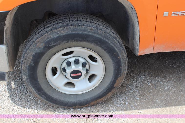 image for item J4426 2009 GMC Sierra 2500HD Ext. Cab pickup truck