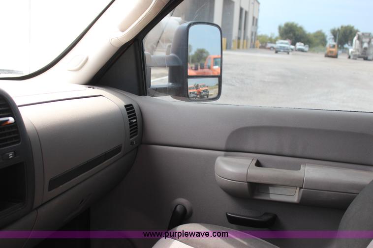 image for item J4427 2009 GMC Sierra 2500HD Ext. Cab pickup truck