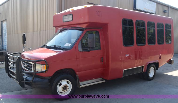 image for item J8114 2003 Ford 801 801 bus