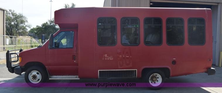 image for item J8114 2003 Ford 801 801 bus