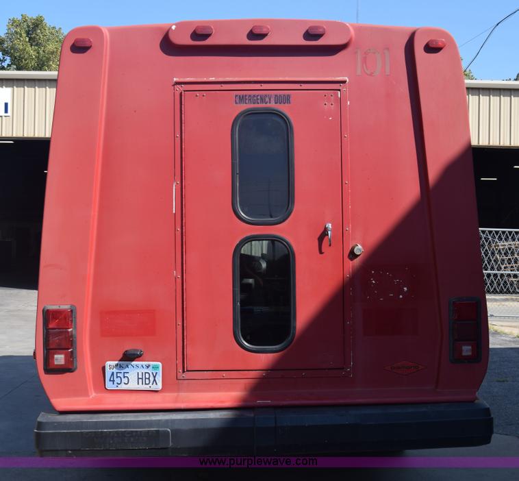 image for item J8114 2003 Ford 801 801 bus