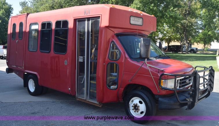 image for item J8114 2003 Ford 801 801 bus
