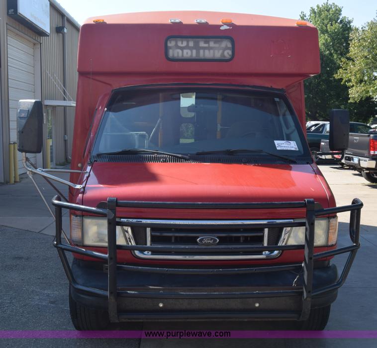 image for item J8114 2003 Ford 801 801 bus