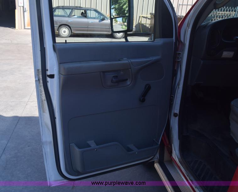 image for item J8114 2003 Ford 801 801 bus