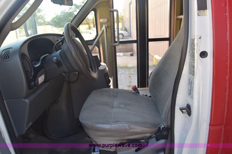 image for item J8114 2003 Ford 801 801 bus