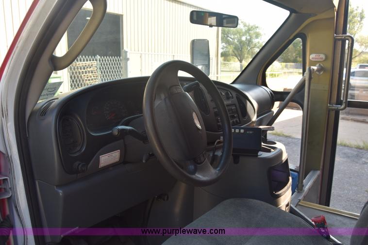 image for item J8114 2003 Ford 801 801 bus