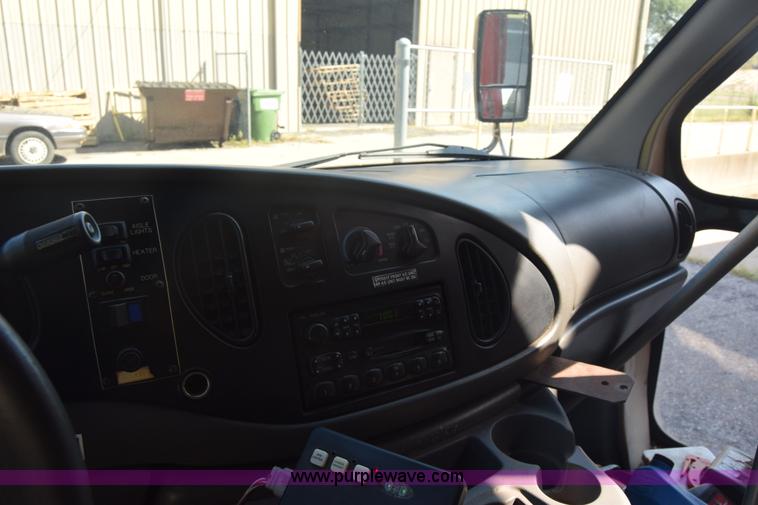 image for item J8114 2003 Ford 801 801 bus