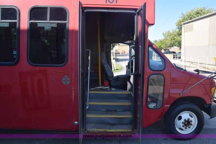 image for item J8114 2003 Ford 801 801 bus